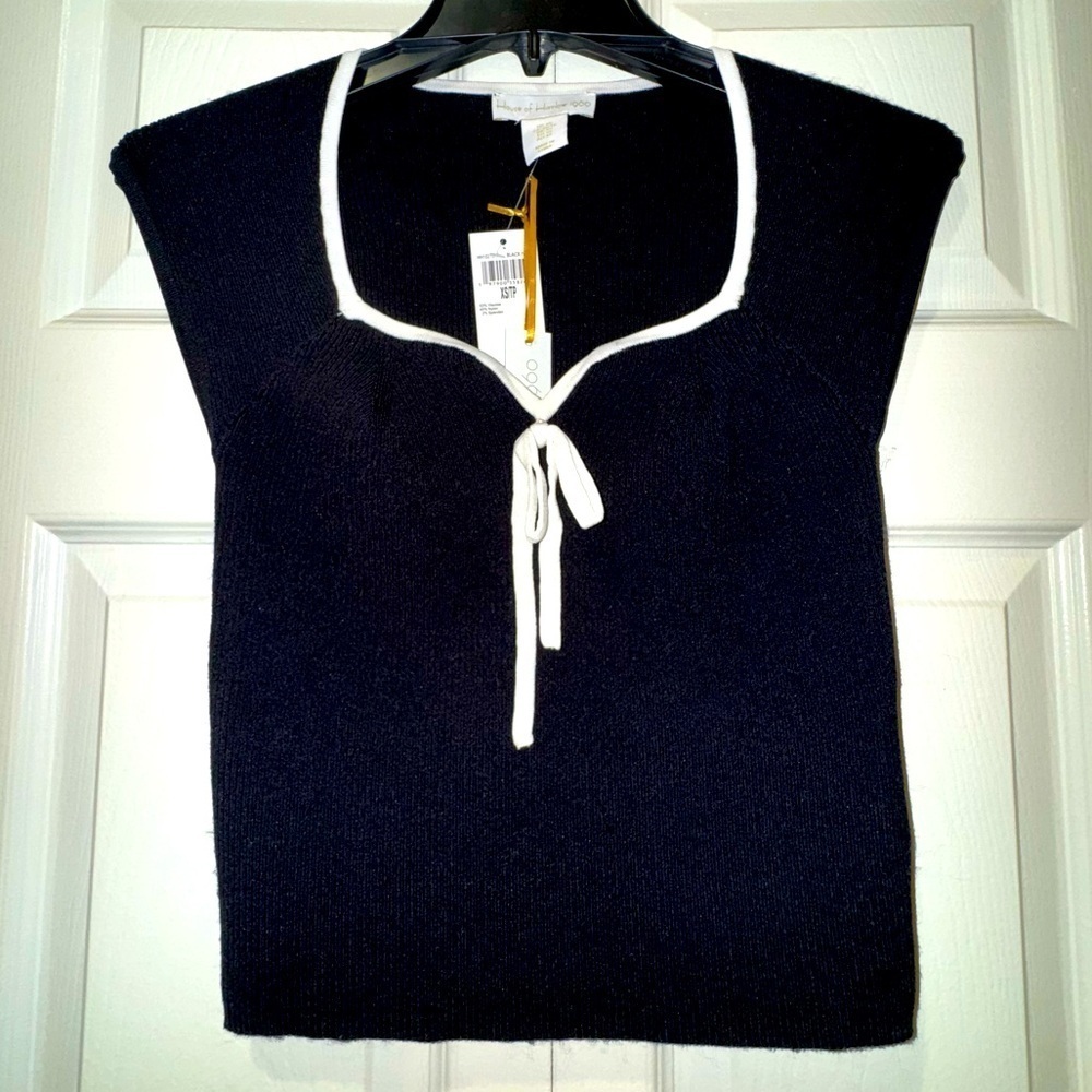 House of Harlow Chic stretchy Black Knit Top with White Trim. Size XS. NWT